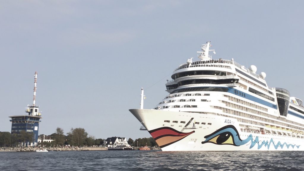 Kreuzfahrschiff in Warnemünde