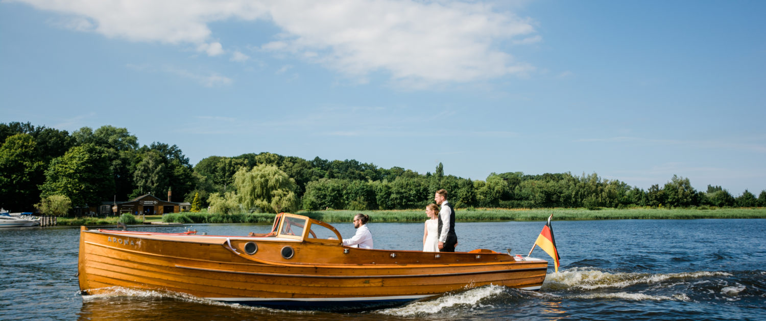 ARONA mit Hochzeitspaar