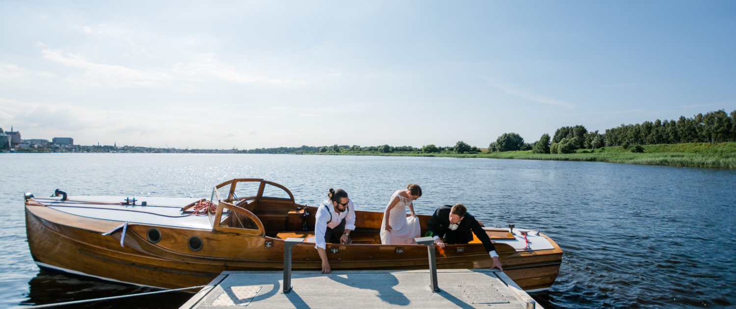 Hochzeits Boot am Steg des Hotel Warnow