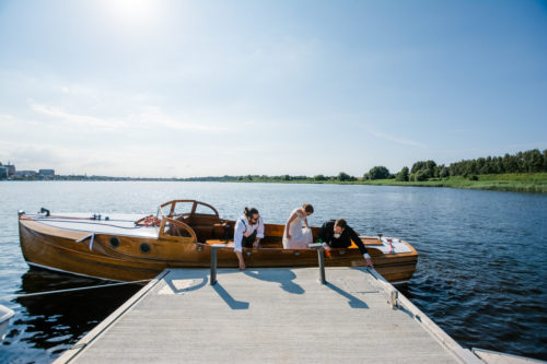 Hochzeits Boot am Steg des Hotel Warnow