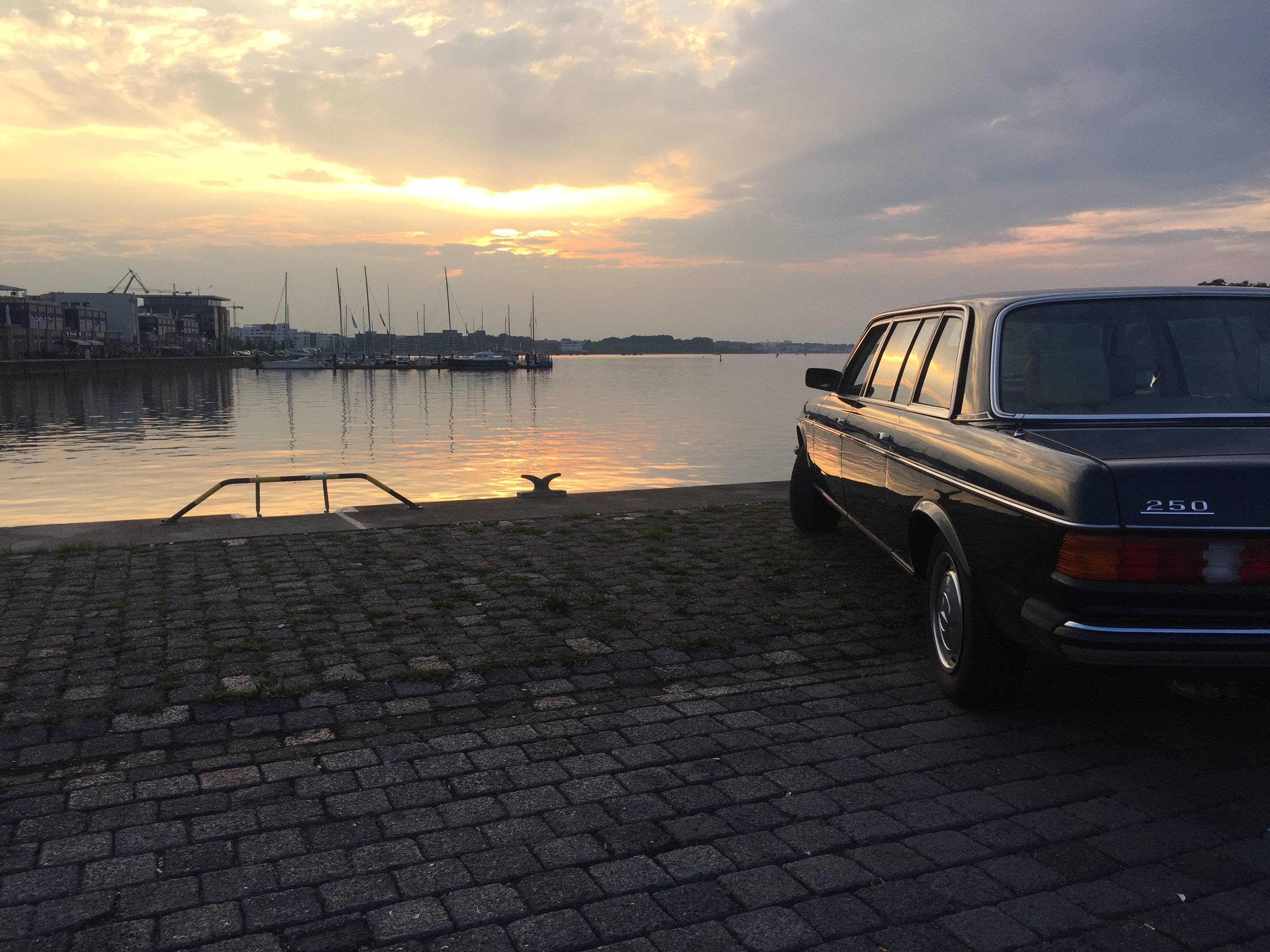 Mercedes-Benz Limousine im Stadthafen