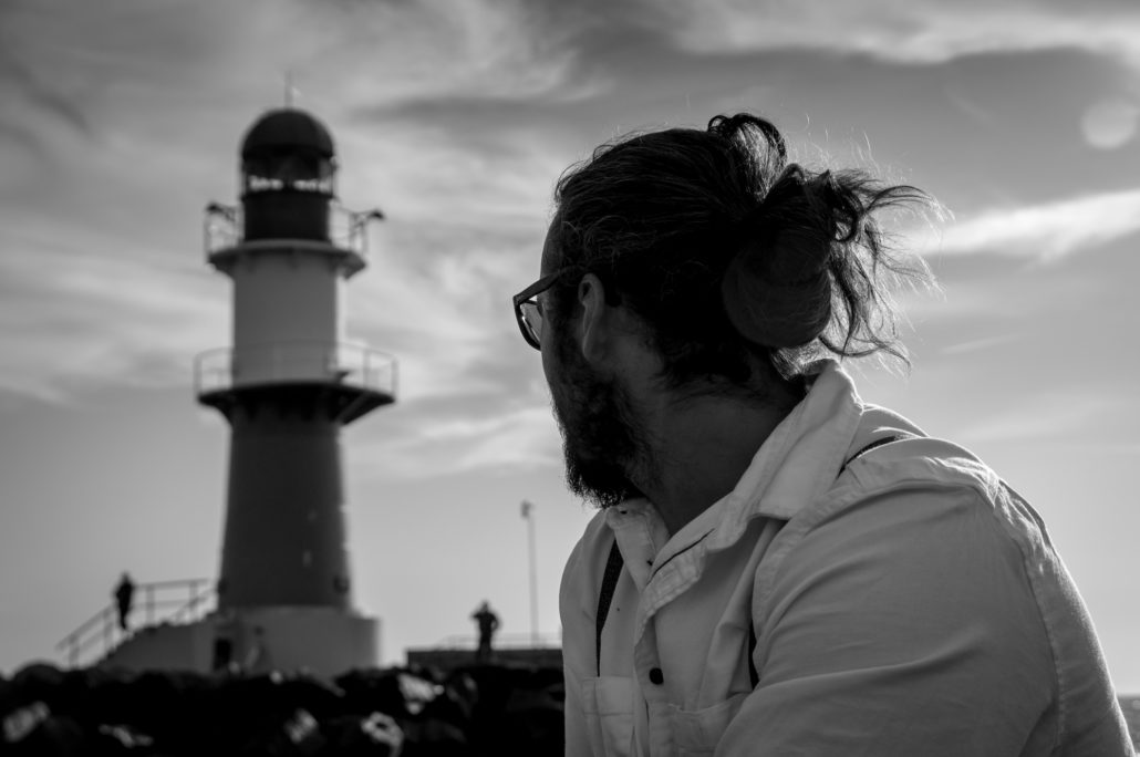 Skipper vor Leuchtturm | Warnemünde